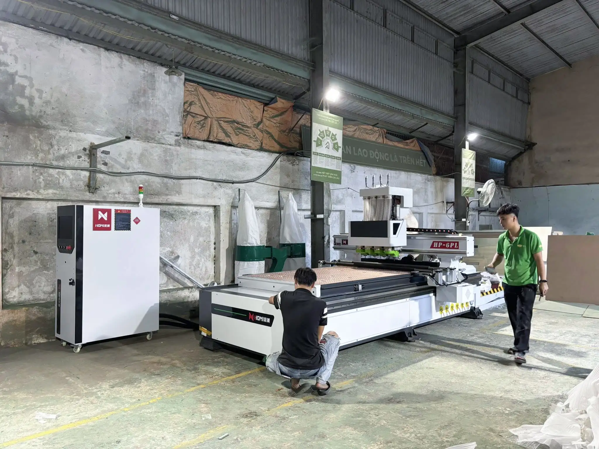 Máy CNC tại xưởng Lifehouse