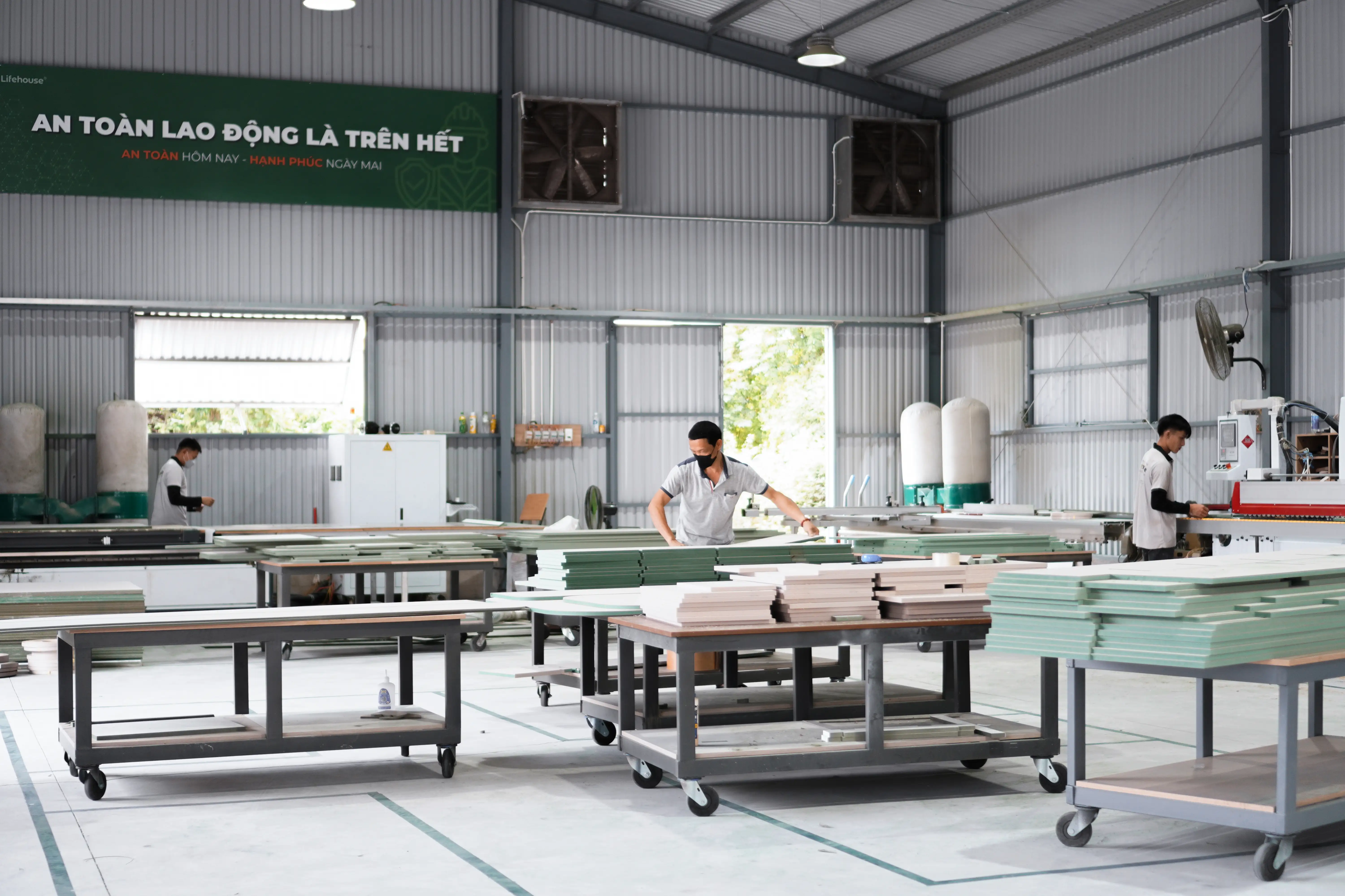 Xưởng sản xuất nội thất quy mô lớn